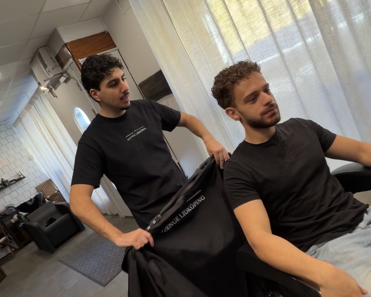 Nezar filmar i salongen hos Lounge Lidköping